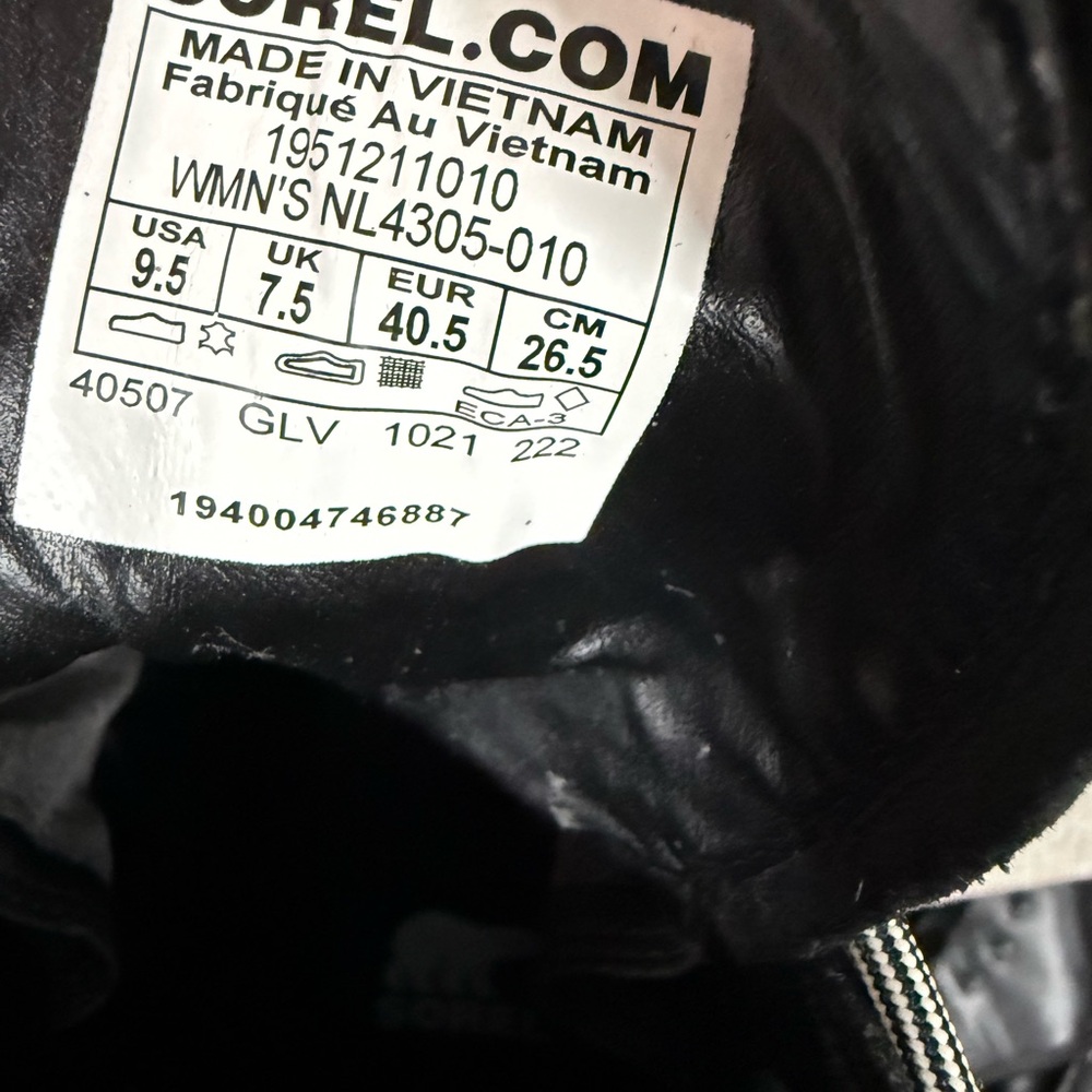 Sorel Black and White Boots - Picture 4 of 6